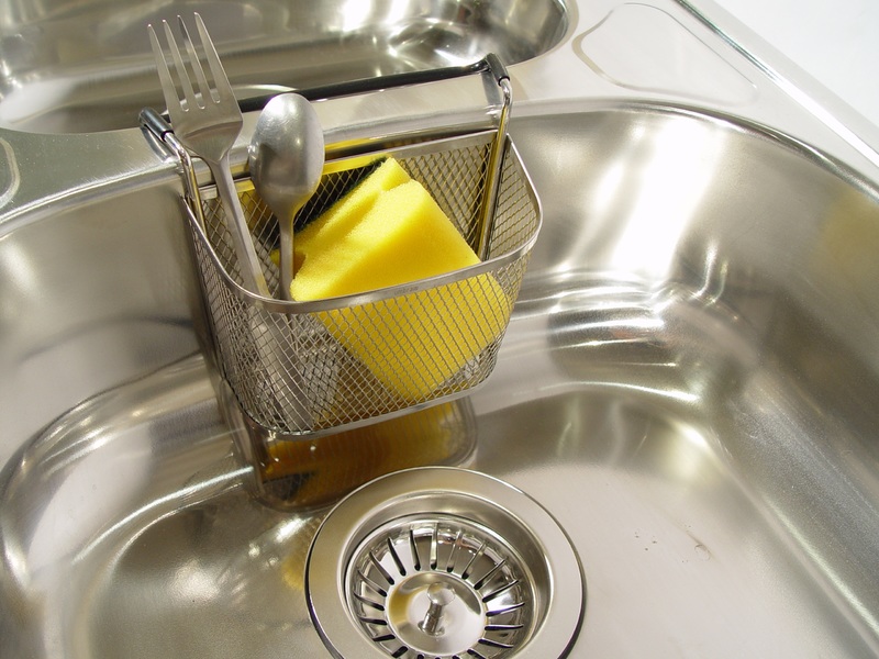 Come pulire il lavello in acciaio: 5 rimedi facili ed efficaci